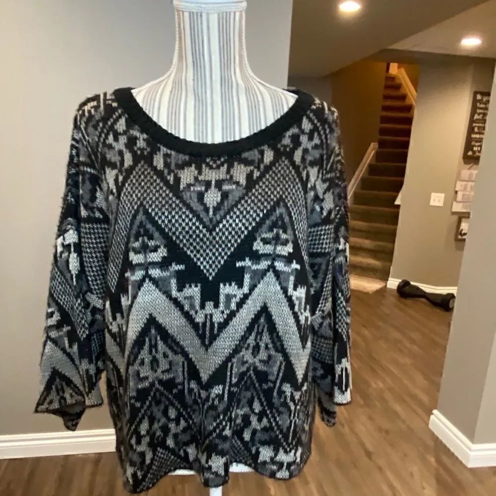 FreeāPeopleāSweaterāMediumĀ BellāSleeveāzigzag